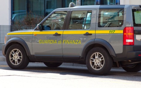 Sequestrati 2,6 chili di hashish, armi e 9mila euro