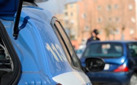 Foto degli agenti nei telefoni: arrestato un 53enne a Rimini