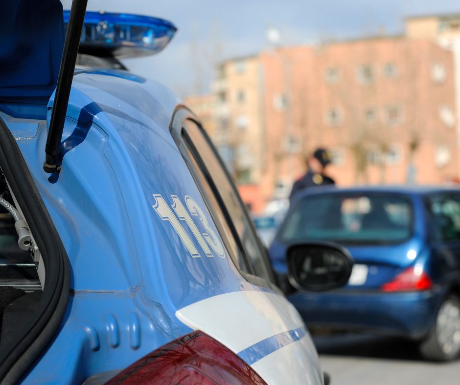 Foto degli agenti nei telefoni: arrestato un 53enne a Rimini